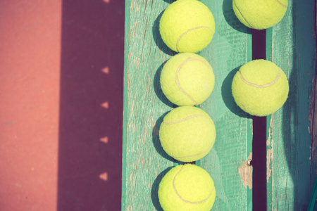 网球球上法院复古色调