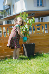 小女孩给植物浇水