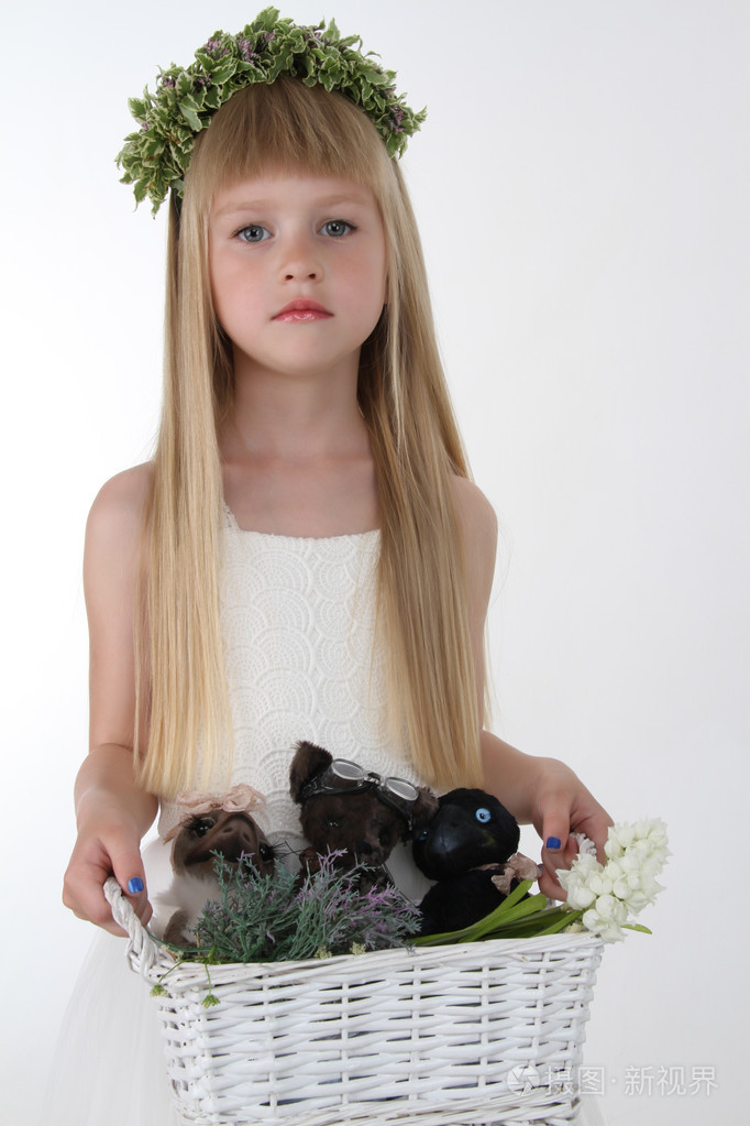 儿童用细花环头上漂亮的小女孩的肖像