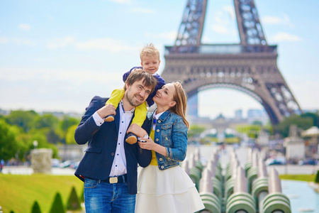 幸福的家庭，三个在巴黎