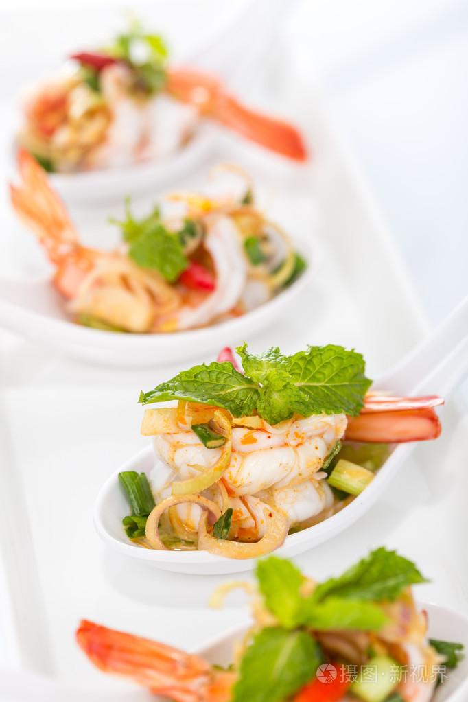 香辣沙拉虾配柠檬草和薄荷