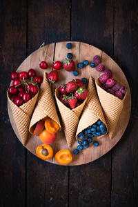 在冰淇淋甜筒新鲜采摘水果图片