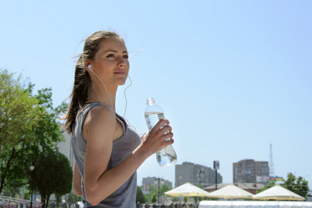 体育女人喝的水，听听音乐