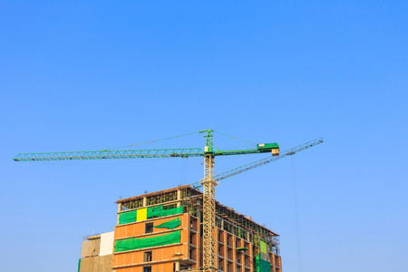 建筑塔吊和施工工地图片