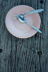汤匙和叉子上粉红色的板