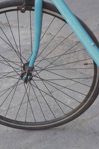 轮子的自行车停在公园
