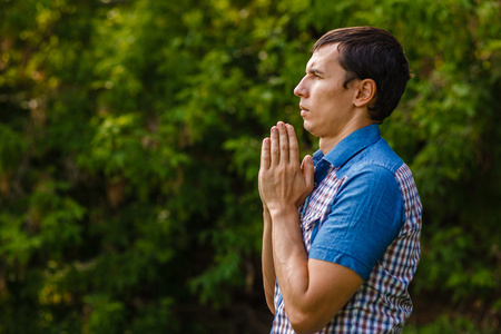 如果市民在绿色背景上向上帝祈祷离开