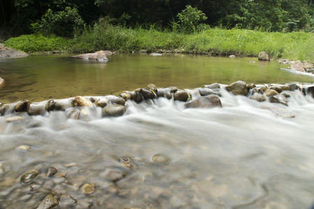 测流堰灌溉在热带森林中的瀑布