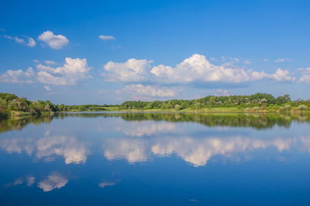 平静美丽的农村风景与湖