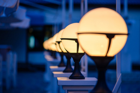 庭院黄昏排的庭院灯照明柔和的灯光照片