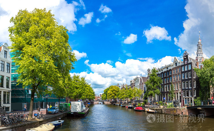 用小船在阿姆斯特丹运河