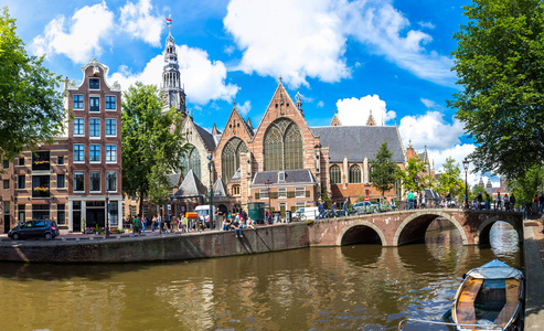 阿姆斯特丹老教堂和沃尔堡瓦尔运河