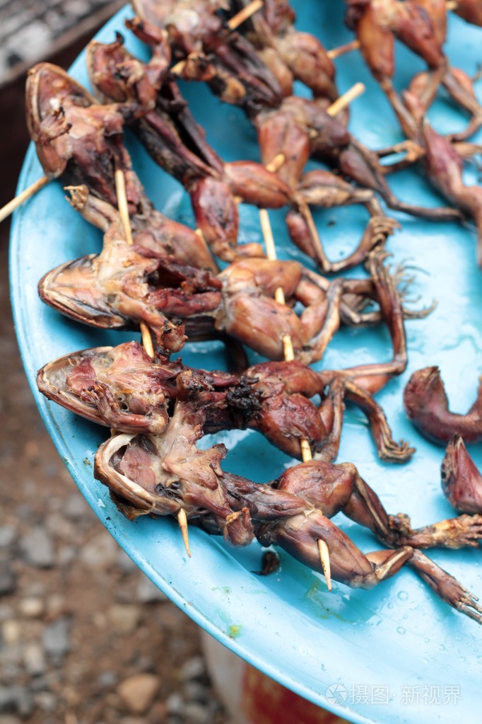烤的青蛙肉在市场