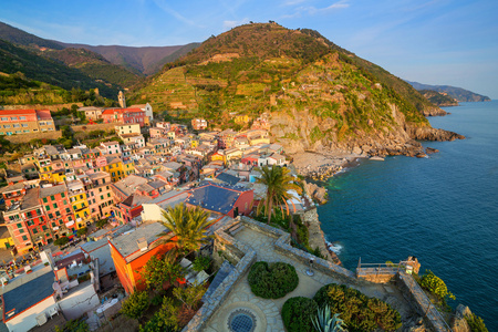 海岸的利古里亚海 Vernazza 城镇