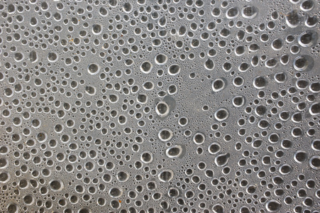 水滴在透明表面