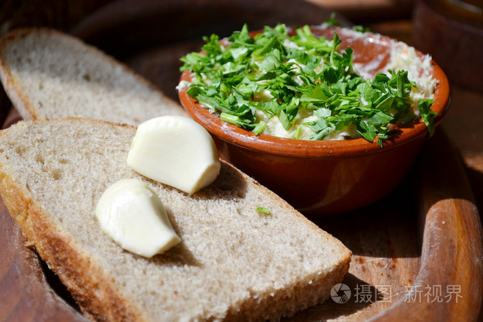传统的乌克兰小吃用做的黑面包, 大蒜, 打顶的猪油和欧芹