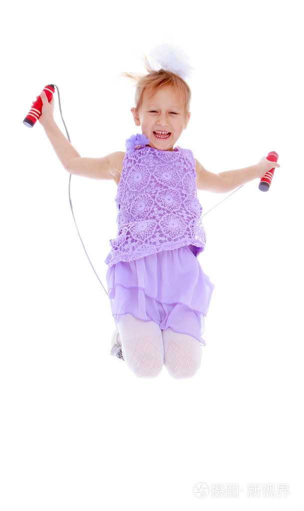 性格开朗的小女孩跳跳绳绳隔离在白色
