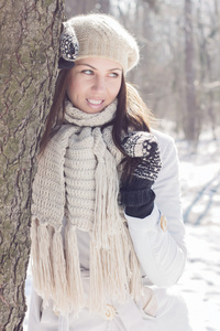 微笑的可爱的年轻女子冬季肖像