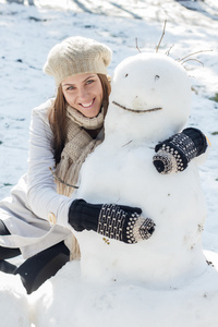 冬天快乐的女人和雪人