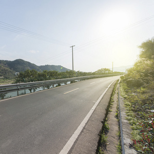 曲折的道路，作为背景