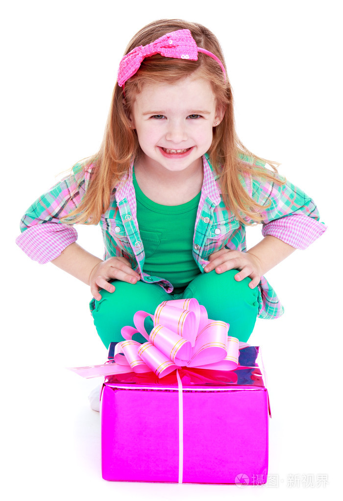 小女孩弯下腰在前面带着礼物复选框