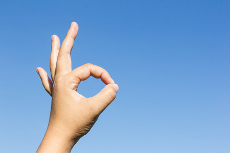 ok阳光手上天空背景 ok 的手势照片
