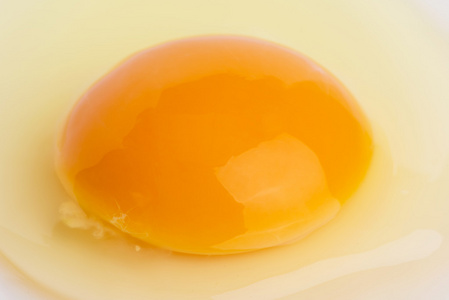 生鸡蛋与整个蛋黄