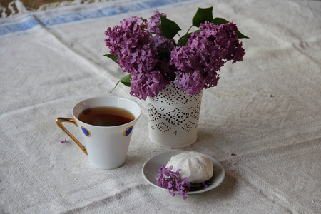 丁香花束在镂空花瓶和茶与西风图片