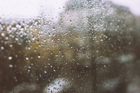 雨落在窗口复古筛选城市背景