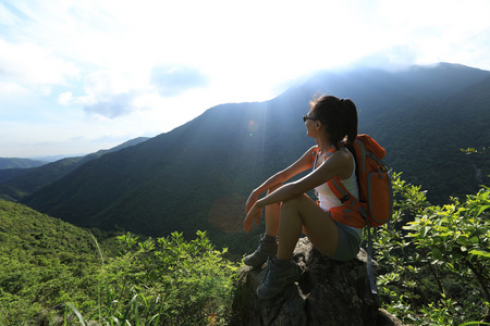 山顶女子背包客欣赏风景