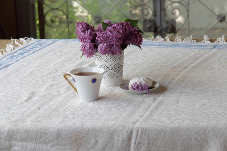 静物与一杯茶，西风和丁香的花束