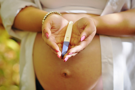 孕妇手拿着怀孕测试