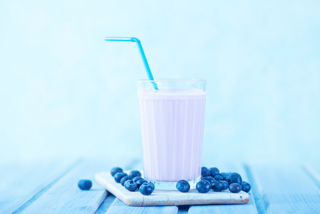 蓝莓酸奶在玻璃