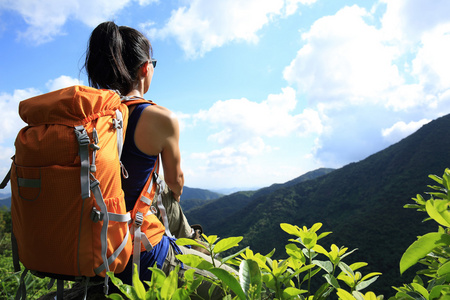 山顶女子背包客欣赏风景