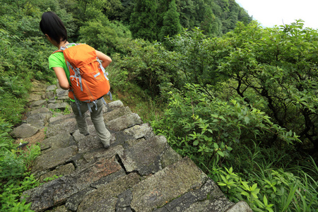 年轻女子背包客在蒙天楼梯上徒步旅行