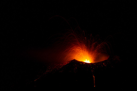 火山活动的夜晚