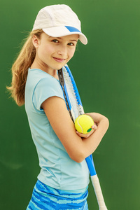 网球网球打得年轻漂亮的女孩