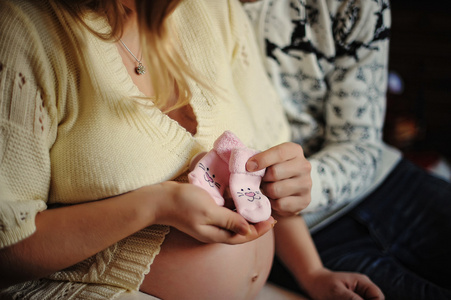 孕妇牵手在她的婴儿碰撞