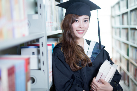 亚洲女学生拥有书籍