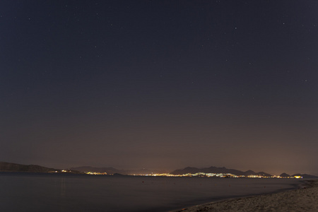 夜间海滨小镇