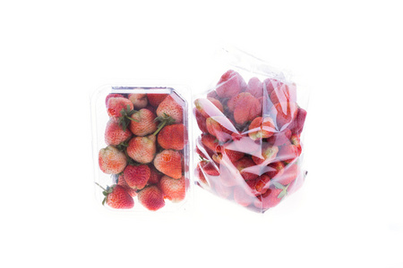 草莓多汁的水果，在孤立的塑料袋包装