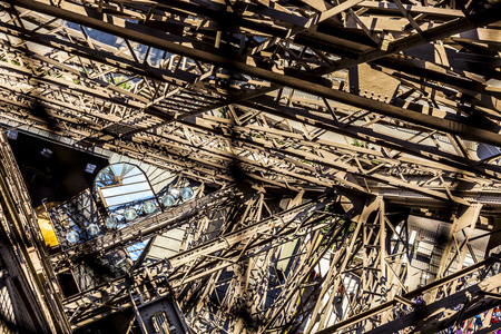 在巴黎，法国的埃菲尔铁塔的细节的抽象视图