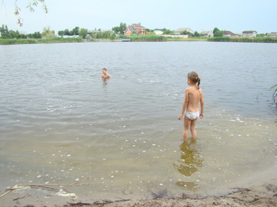 儿童在河里洗澡照片