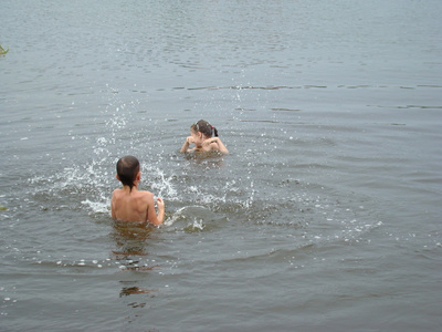 儿童在河里洗澡