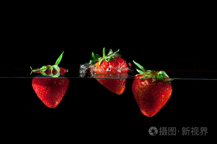 草莓溅入水