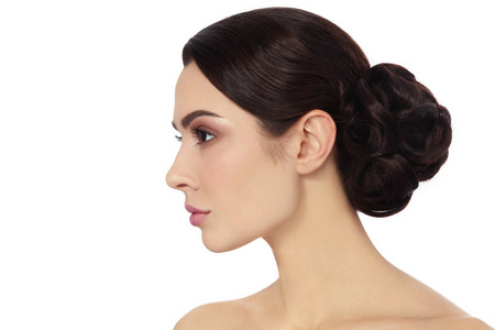 hea现代的发型发髻与编教程白色碗与炼乳和茶匙在黄色餐巾漂亮的艺术