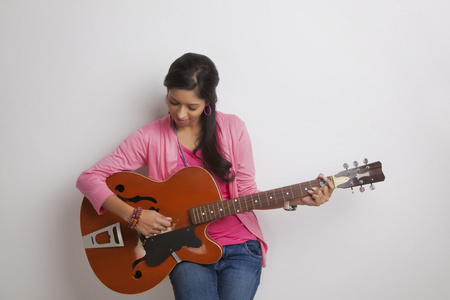 在吉他上玩的女人