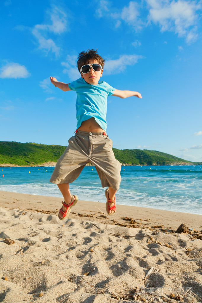 在沙滩上的小男孩