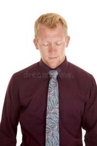 紫色衬衫领带的男人闭上眼睛