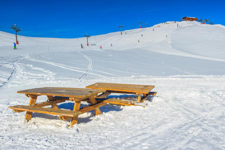 滑雪升降机和滑雪场在山区，拉图苏尔，法国